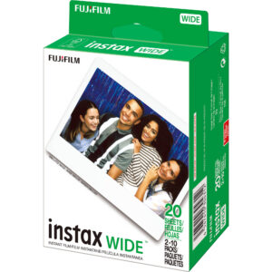 Caja de película FUJIFILM instax WIDE de 20 exposiciones con foto simulada de 4 jóvenes sonriendo.