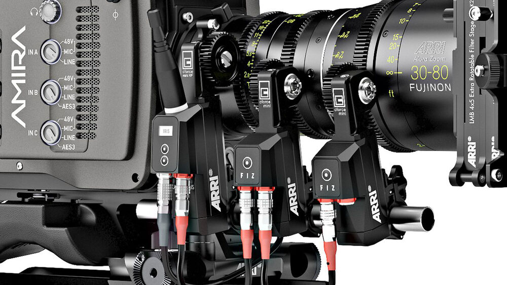 ARRI cforce Mini Motor Unit en detalle sobre cámara y lente Fujinon, con conexiones de audio y control FIZ/Iris.