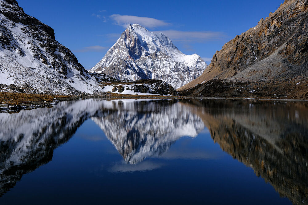 Montaña nevada reflejada en lago sereno, cielo azul, FUJIFILM X-T50.