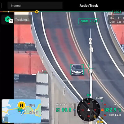 DJI Matrice 4E Drone rastreando un auto oscuro en una carretera elevada, con información de vuelo y mapa en pantalla.