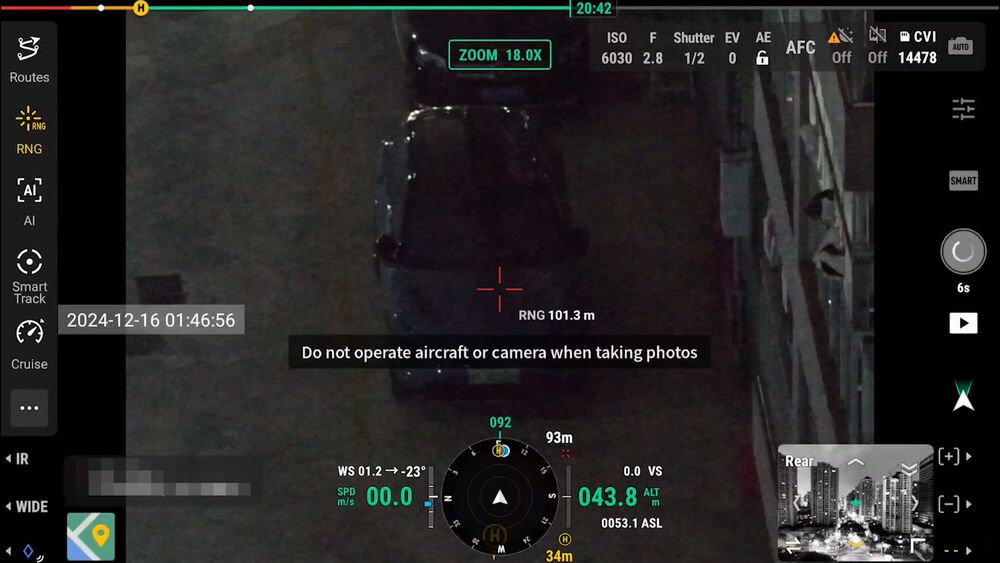 Vista aérea nocturna de DJI Matrice 4E Drone mostrando datos de vuelo, zoom 18x y mapa.