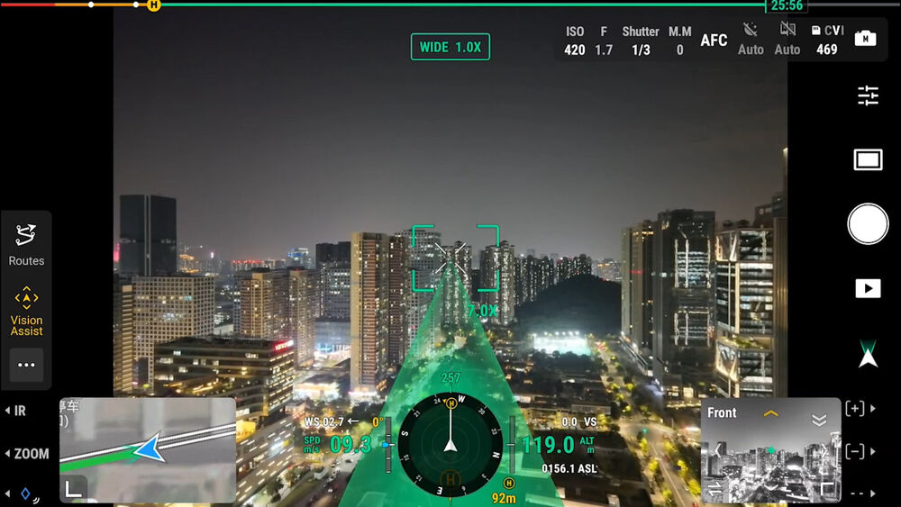DJI Matrice 4E Drone sobrevolando ciudad nocturna, vista aérea detallada con controles de vuelo.