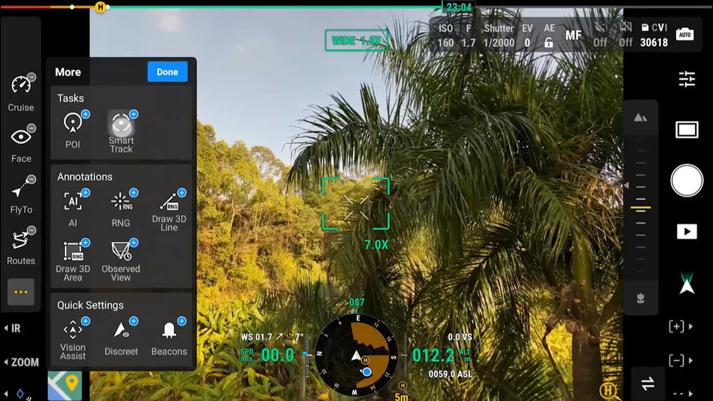 DJI Matrice 4E drone con pantalla táctil para control de vuelo, grabaciones y ajustes.